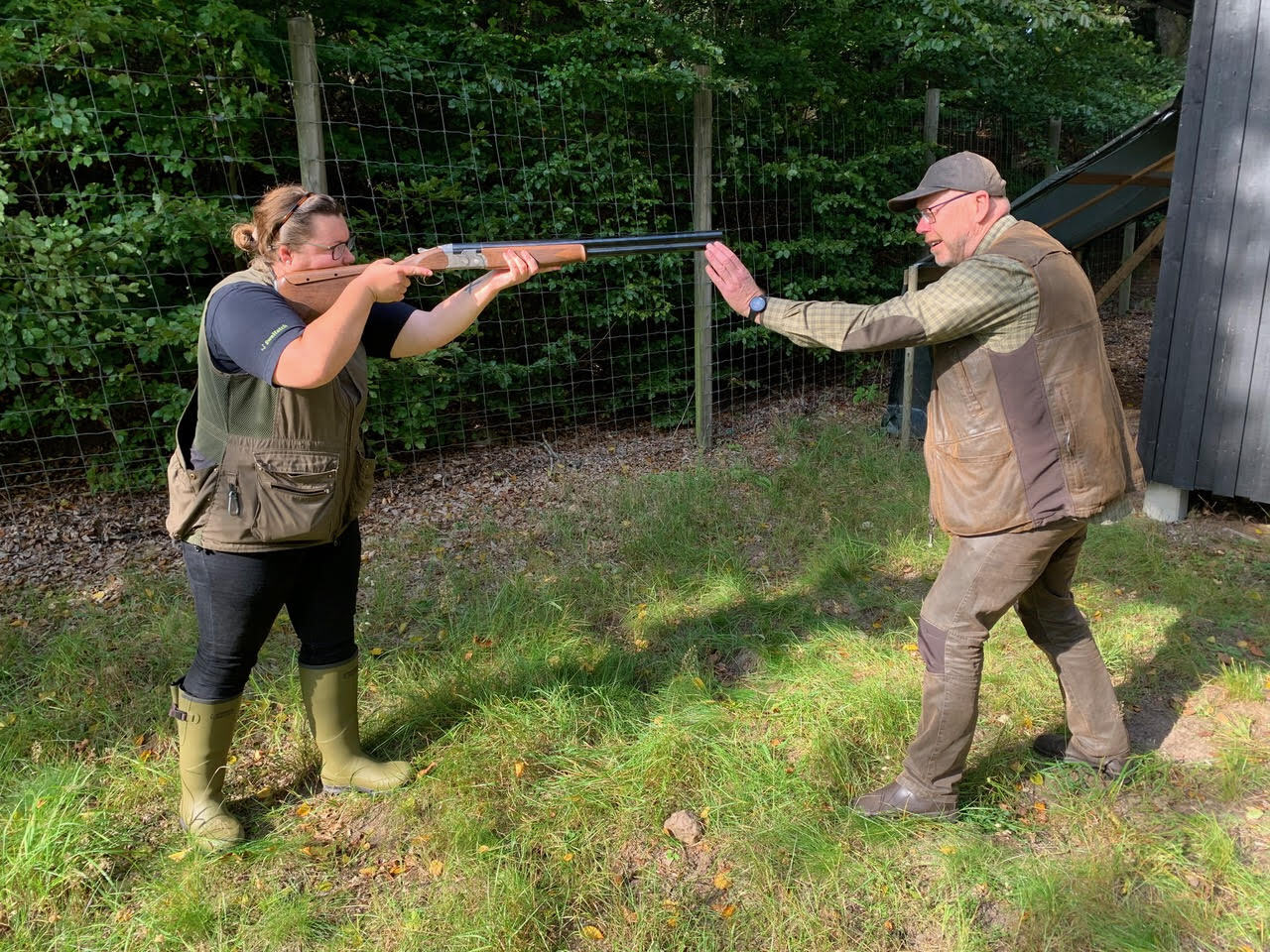 Paulina Wahlgren får hjälp av instruktör Göran Lilja att kolla så att bössan passar henne. Foto: Fredrik Jönsson.